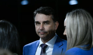 UFRJ nega pós-graduação de Flávio Bolsonaro citada em perfis oficiais; campanha fala em "equívoco"