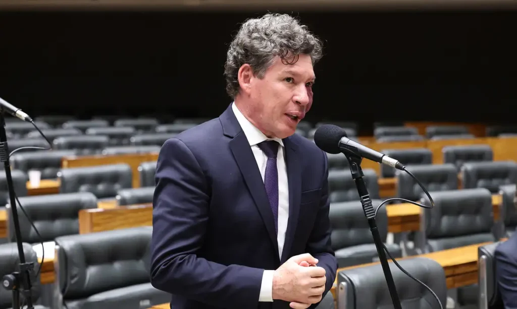 Hugo Motta indica Reginaldo Lopes para presidir comissão da MP que acaba com a taxa das blusinhas, após almoço com Lula e Alcolumbre 1 Hugo Motta indica Reginaldo Lopes para presidir comissão da MP que acaba com a taxa das blusinhas, após almoço com Lula e Alcolumbre