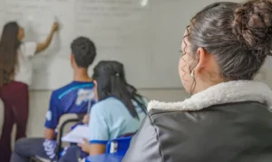 Gravidez na adolescência interrompe estudos de 61% das jovens e reduz autonomia, aponta pesquisa da Plan Brasil