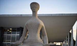 STF manda suspender penduricalhos e determina devolução de valores exorbitantes