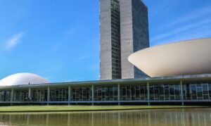 Congresso deve votar fim da escala 6x1 e mudanças na chamada “taxa das blusinhas”