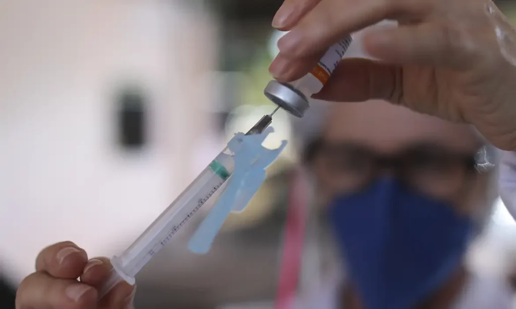 Vacina de mRNA contra melanoma tem sucesso em estudo de Fase 3 inédito, abre caminho para outros tumores, mas ainda há desafios sobre custo e eficácia