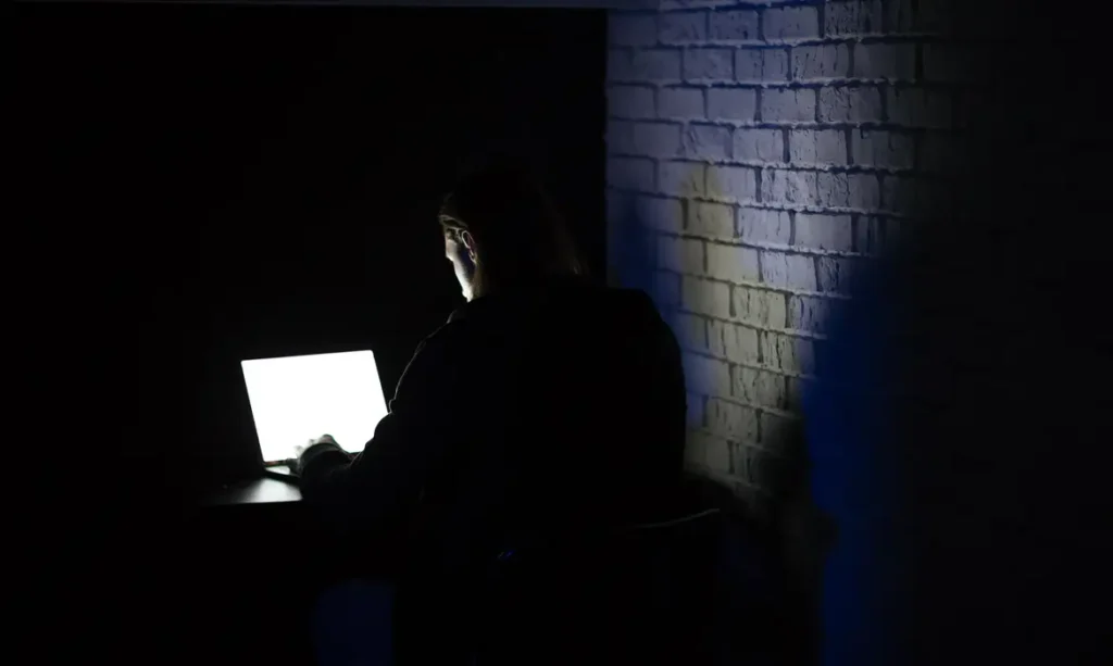 Quatro em cada dez mulheres brasileiras já apostaram ou apostam online, aponta pesquisa inédita sobre impacto das bets