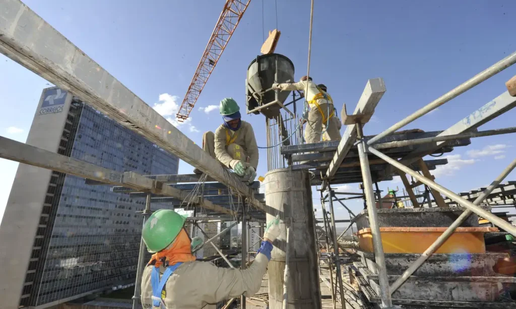 Brasil cria 165,8 mil empregos formais em agosto