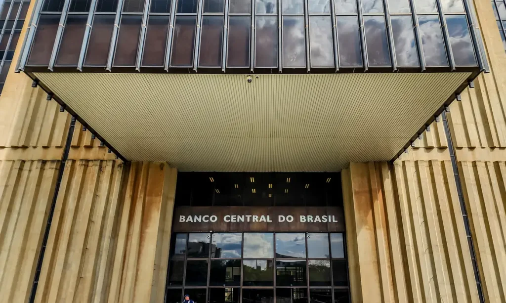 BC reduz juros básicos para 13,75% ao ano 1 BC reduz juros básicos para 13,75% ao ano