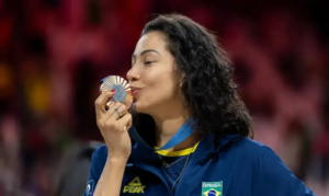 Medalhista olímpica do vôlei, Carolana revela diagnóstico de câncer