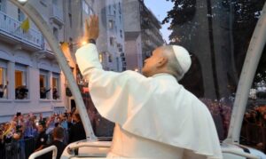Leão XIV pede vigilância contra abusos durante visita à França