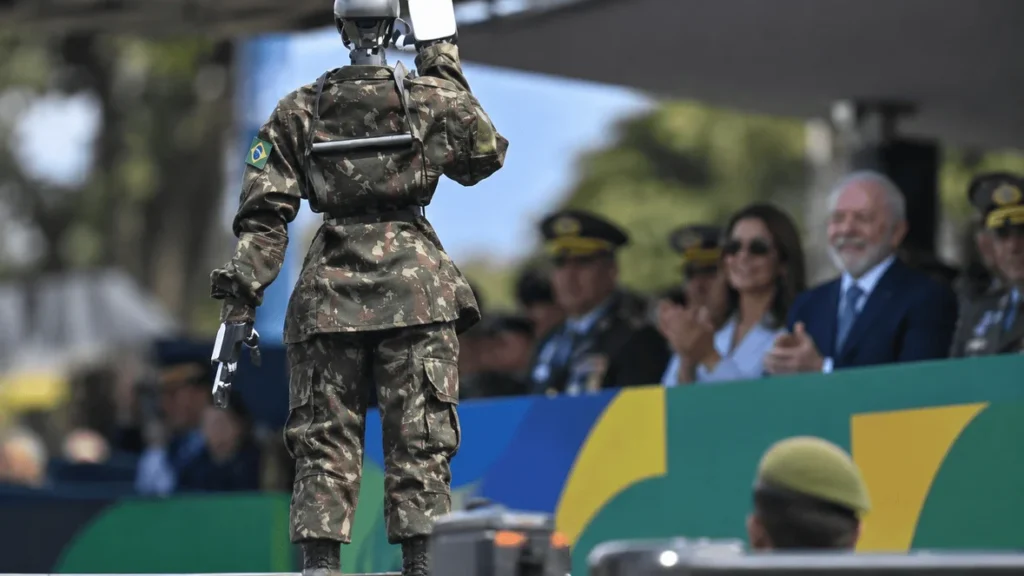 Robô que bateu continência a Lula pode custar R$ 194 mil 1 Robô que bateu continência a Lula pode custar R$ 194 mil