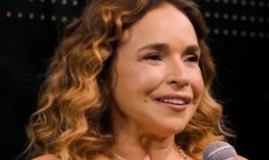 Daniela Mercury volta a questionar tramitação de ação no STF contra Eduardo Bolsonaro