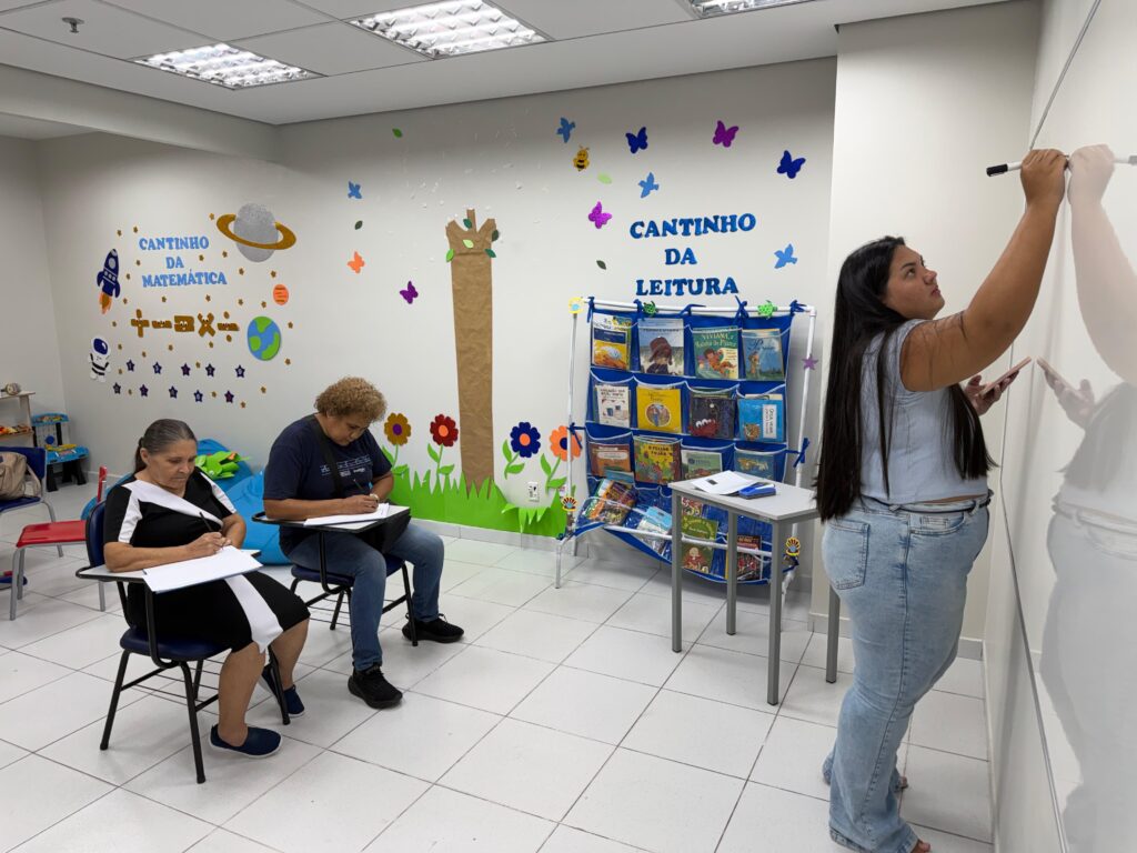 Aos 60, elas escrevem uma nova história por meio da alfabetização 1 Aos 60, elas escrevem uma nova história por meio da alfabetização