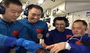 Astronautas chineses ganham air fryer para preparar alimentos em órbita
