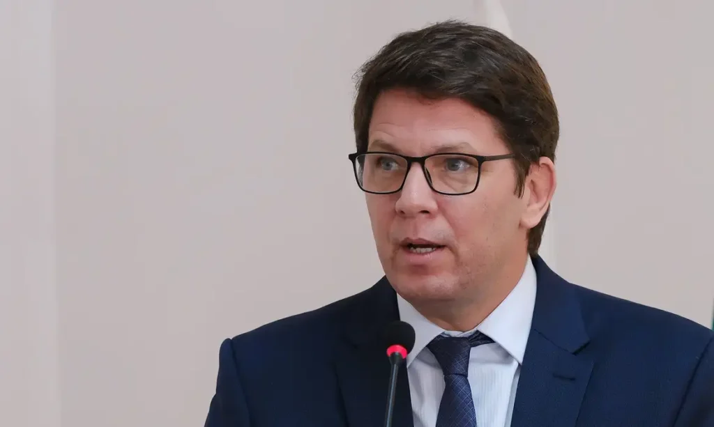 Dino aponta indícios de liderança de Mário Frias em desvio de emendas