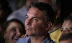 Fuga de Flávio Bolsonaro é informada a seus aliados