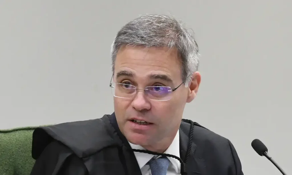 Mendonça manda apagar posts que acusavam Lula de jogar bandeira do Brasil no chão