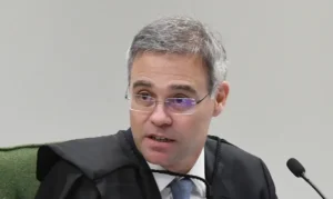 Mendonça manda apagar posts que acusavam Lula de jogar bandeira do Brasil no chão