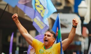 MPE pede multa a Flávio Bolsonaro por suposta irregularidade eleitoral