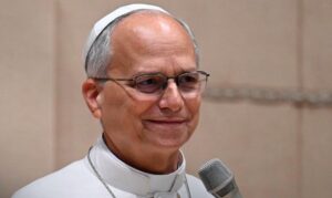 Papa Leão XIV passa por cirurgia para retirada de nódulo no pulmão e tudo ocorre bem