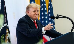 Pesquisa aponta que a aprovação de Donald Trump caiu para 31% nos Estados Unidos