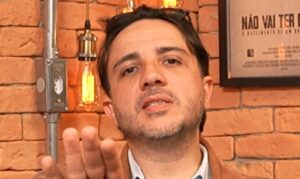 Renan Santos alerta eleitores do PL sobre projeto que prevê aumento de impostos sobre serviços online