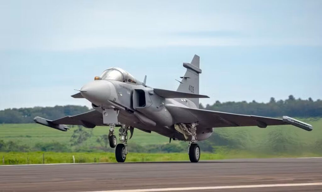 Gripen fabricado no Brasil faz primeiro voo em São Paulo 1 Gripen fabricado no Brasil faz primeiro voo em São Paulo