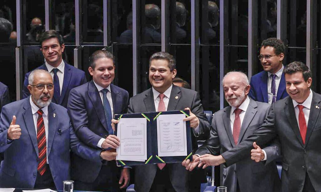 Congresso promulga emenda que acaba com a escala 6x1 e prevê jornada de 40 horas em 14 meses 1 Congresso promulga emenda que acaba com a escala 6x1 e prevê jornada de 40 horas em 14 meses